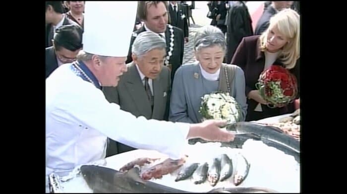 魚市場を見学される両陛下
