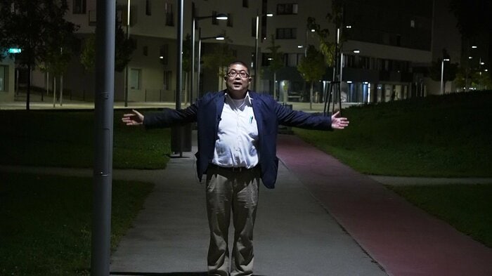 白い街灯が広く明るく照らす