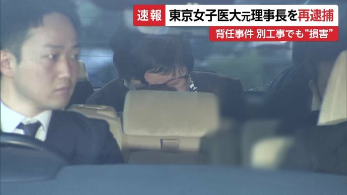 カメラから顔を背けるように、下を向いていた岩本容疑者(2025年1月)