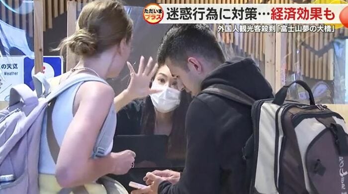 観光案内所で応対する片瀬さん(新富士駅)