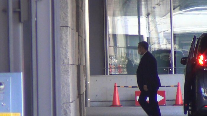 麻生氏と面会するため議員会館に入る佐藤前総務会長(正午過ぎ 東京・千代田区)