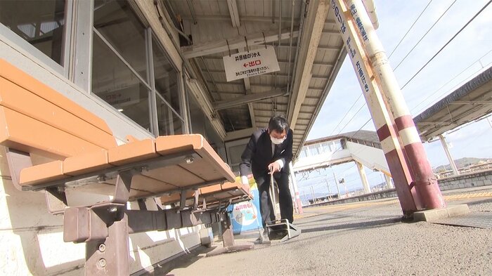駅構内を清掃するJR西日本岡山支社 駅業務課・三原哲さん