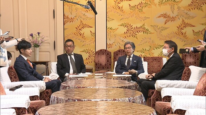 会見する立憲・安住国対委員長と維新・遠藤国対委員長 同席する維新・音喜多政調会長、立憲・長妻政調会長