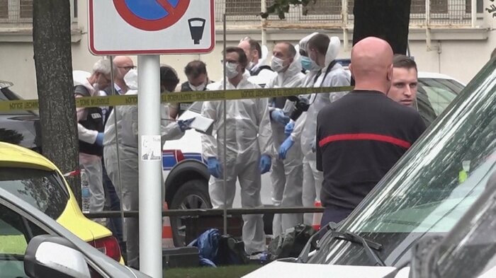 フランス北部の高校をロシア国籍のチェチェン系の男が刃物で襲撃