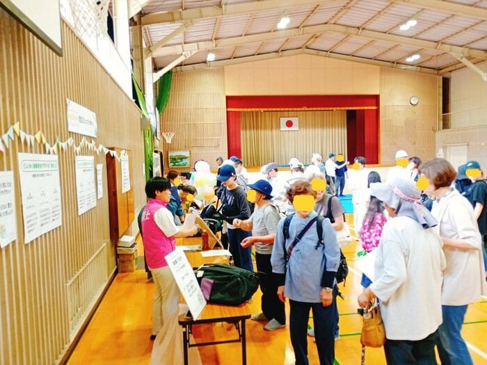 地域の防災イベントで防災リュックのコーナーを担当する筆者（左端ピンクのベスト）