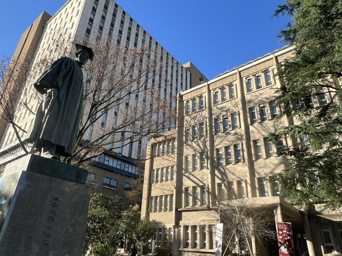 ハーンが最後に教鞭をとった早稲田大学。手前は創始者の大隈重信の像