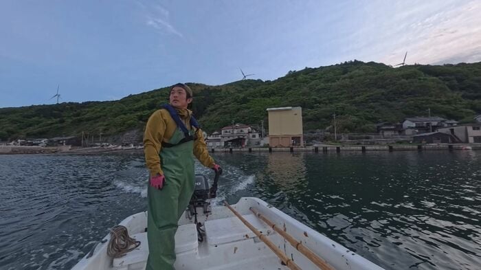 夜明けとともに漁は始まる（島根・出雲市十六島港）