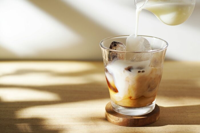 コーヒーにミルクもよいとされる組み合わせ(画像はイメージ)