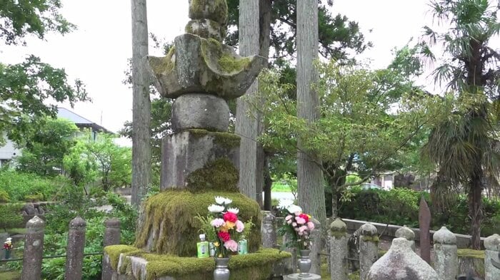義景の墓にはいまも花が手向けられている