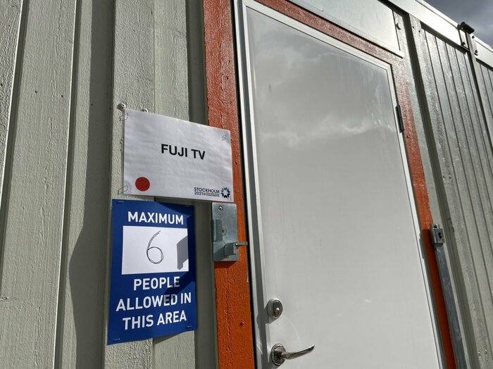 会場外(バブル外)に設置されたフジテレビブース、6人までの入室制限がある
