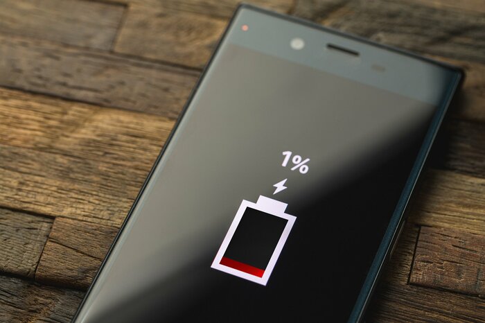 災害時はスマホの充電を温存しておく必要も(画像はイメージ)