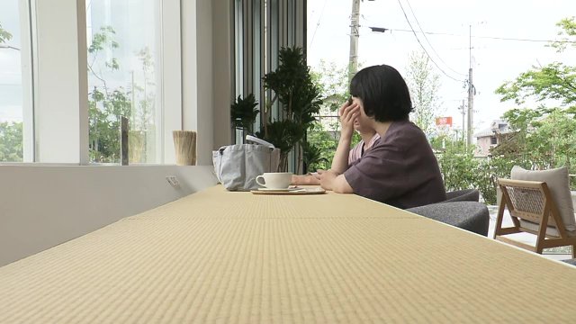 カフェスペース テーブルには畳表 座敷スペースもある