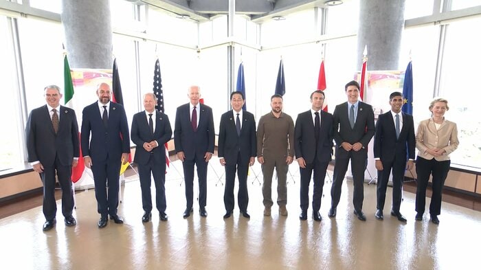 岸田首相の横に立ち、G7首脳と記念撮影に臨んだゼレンスキー大統領(21日)