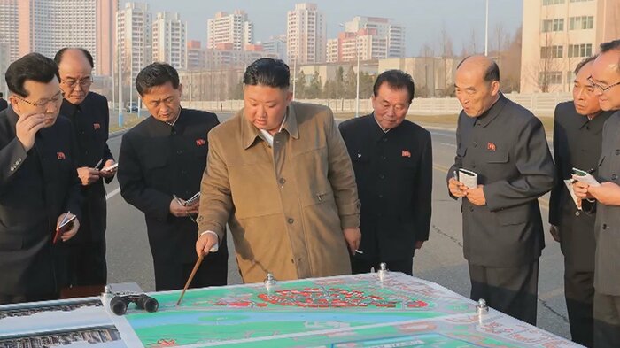 労働新聞の1面では、金総書記が平壌のアパート建設計画の現場を視察したニュースを掲載