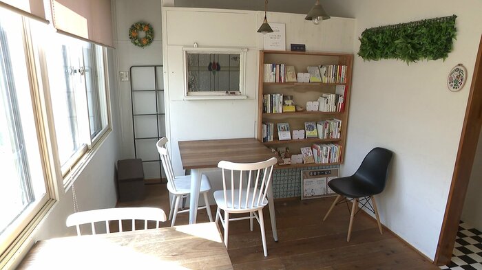 菓子店内の一角にある書店「motto」(秋田市)