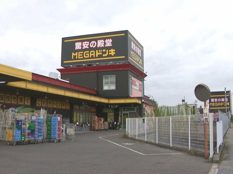 服が脱げて半裸のまま逃げる…半年前MEGAドンキでカー用品等万引きし店員突き飛ばして逃走した疑い 51歳男逮捕｜FNNプライムオンライン