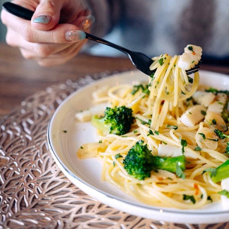 バジル50枚を使う贅沢ジェノベーゼ…エクストラバージンオリーブオイルで仕上げる東区の昼夜二刀流カフェ｜FNNプライムオンライン