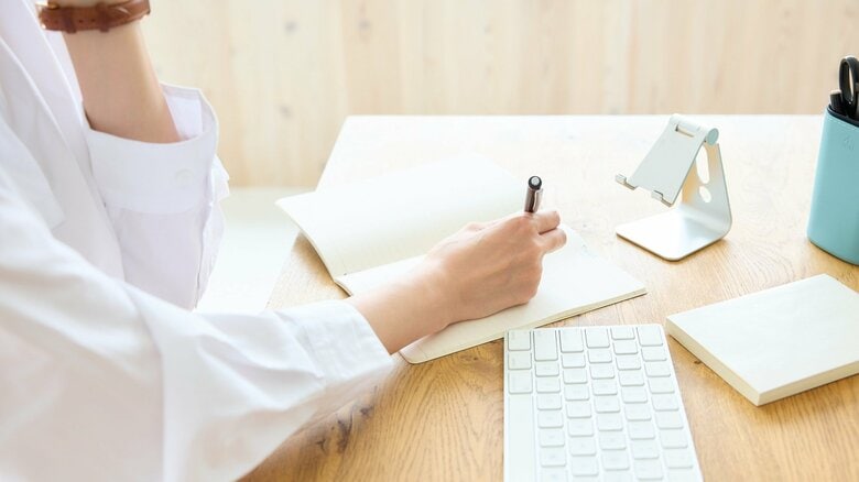 パラレルタスクが得意な人のメモは一言だけ！超シンプルなタスク管理をする、優秀な人こそやらない書き方と瞬時に書くもの｜FNNプライムオンライン