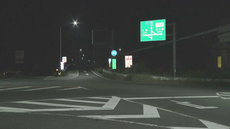 自動車専用道路を自転車で…同居する兄を刃物で切り付け逃走か 殺人未遂の疑いで21歳男を逮捕 容疑を否認｜FNNプライムオンライン