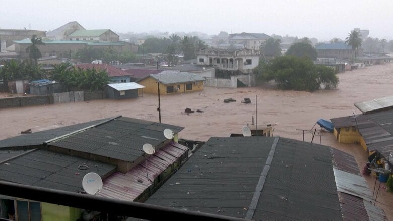 アフリカ・ガーナで豪雨による大規模冠水　濁流が住宅街をのみ込む　アメリカでは陥没した道路に車が…女性を無事救助｜FNNプライムオンライン