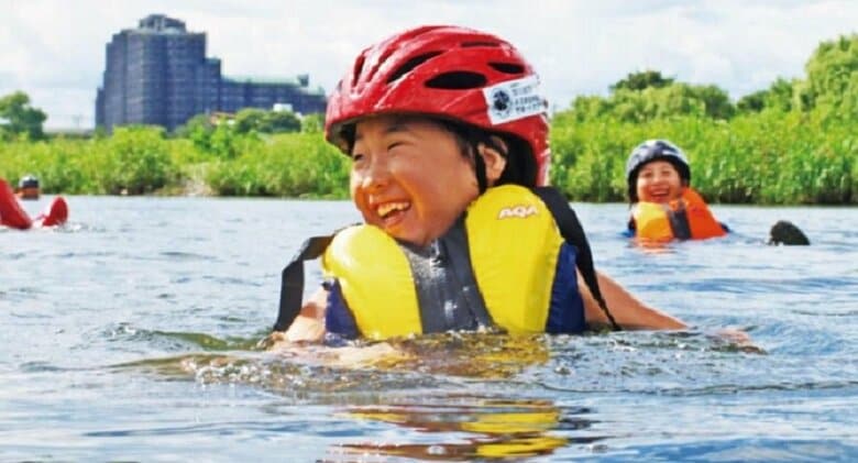 川で人間の体は2％しか浮かない…川遊びに「ライフジャケット必須」を河川財団が呼びかけるワケ｜FNNプライムオンライン