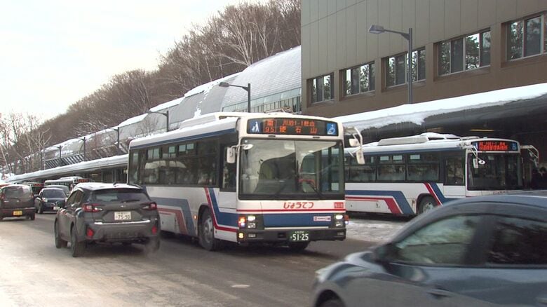札幌市内を走る「じょうてつバス」過去最大規模の減便 対象は32路線51便 利用者は困惑「バスがないと動けない」 背景に運転手不足｜FNNプライムオンライン