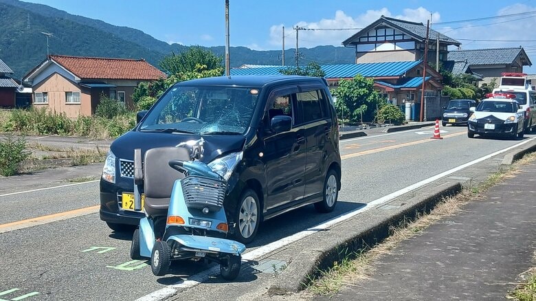 勝山「鮎街道」で電動車いすの高齢女性が軽乗用車にはねられ意識不明の重体　福井｜FNNプライムオンライン