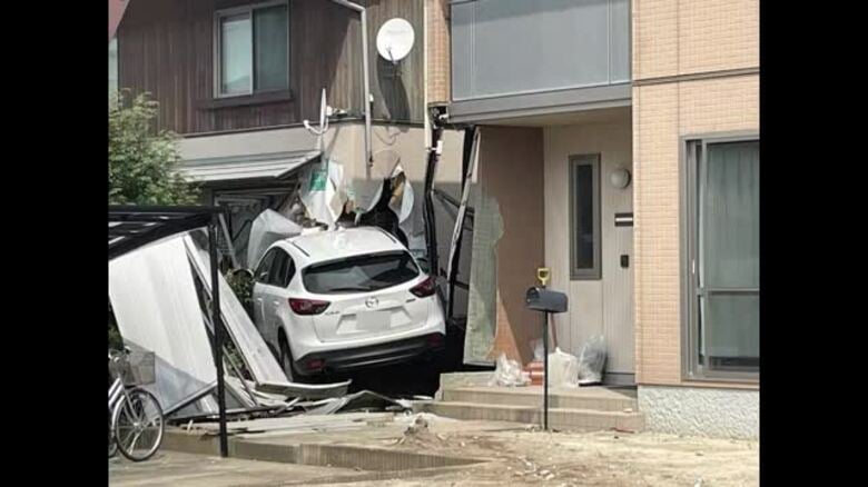 「何事かと飛び起きた」深夜に車が住宅に突っ込む（福島）｜FNNプライムオンライン