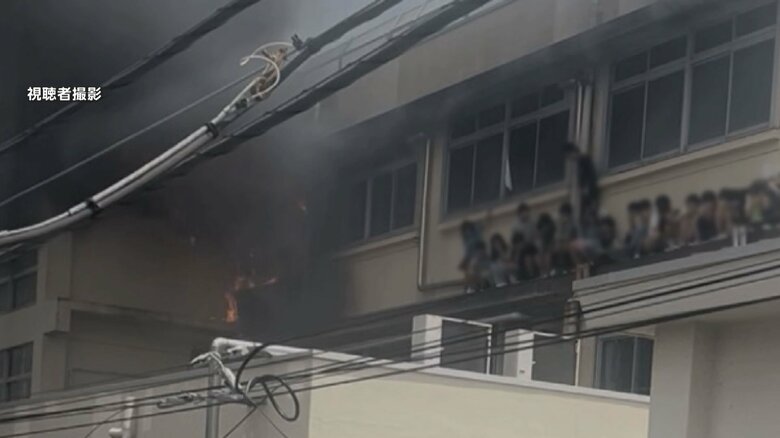 小学校で火災　滝野川第三小学校の児童ら11人搬送　北区が午後6時半から会見　当時の状況明らかに　東京｜FNNプライムオンライン