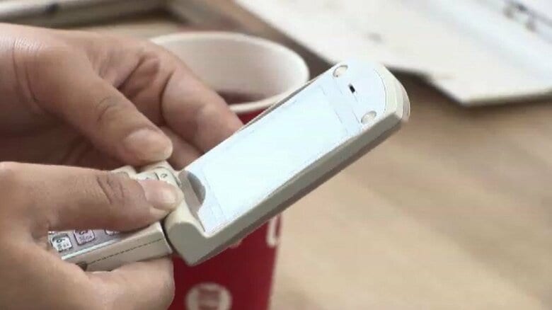 当時の愛犬や亡き母の姿…あきらめていた写真が復活　電源入らない古いケータイを専用機器で再起動　よみがえる思い出　福岡｜FNNプライムオンライン