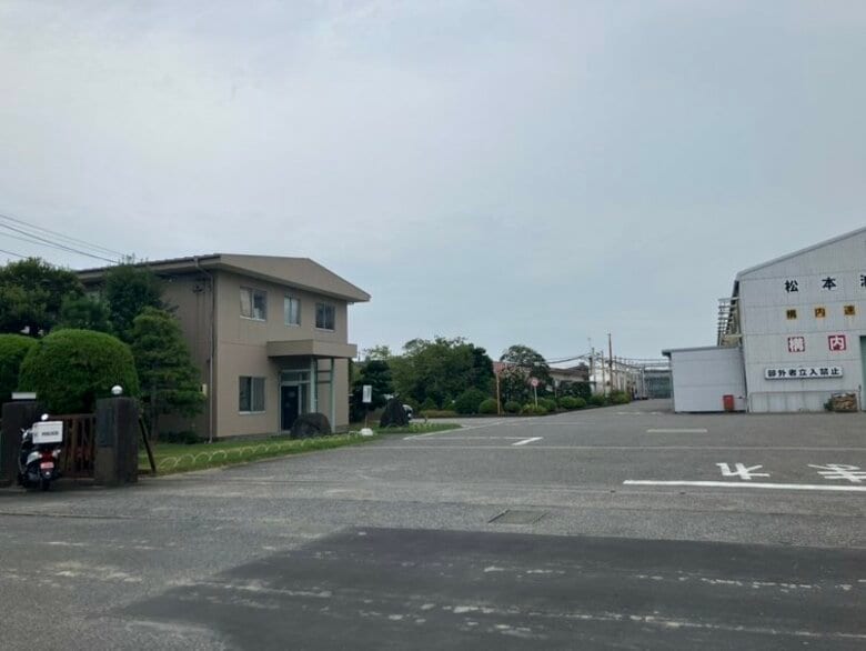 【続報】界面活性剤メーカーの工場でタンク破裂　ケガした従業員はタンクのパイプの溶接作業の立ち合い中　命に別条なし｜FNNプライムオンライン