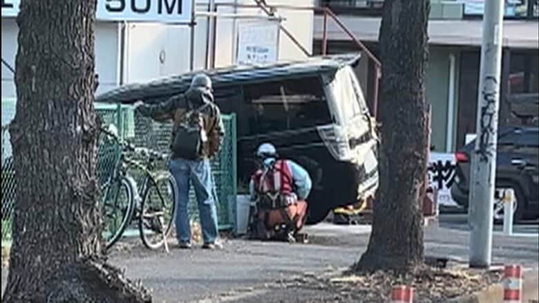 「誤って交差点の手前を曲がってしまった」80代男性運転の車が歩道乗り越え…階段に突っ込む　横浜・都筑区｜FNNプライムオンライン