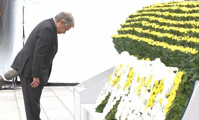 献花するグテーレス国連事務総長(8月6日)