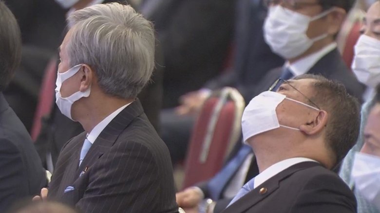 開票結果を待つ間、石破氏は天を仰いだ