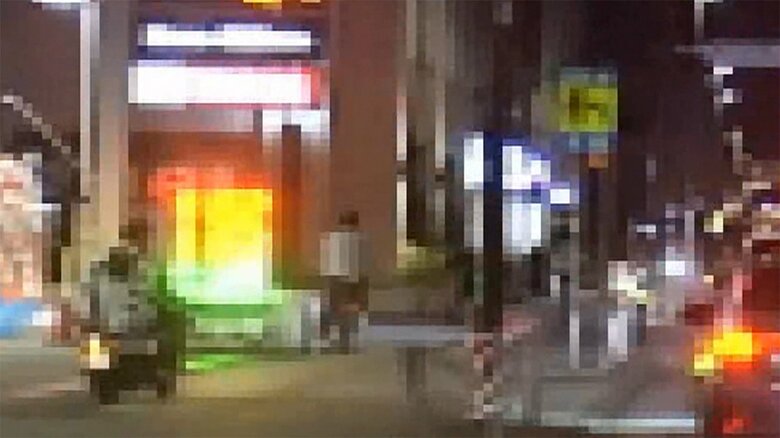 歩道を暴走するバイク。その先には、歩行者の姿も見える。(神奈川県警提供)