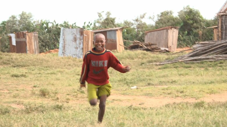 母の元へ駆け寄るモデステくん