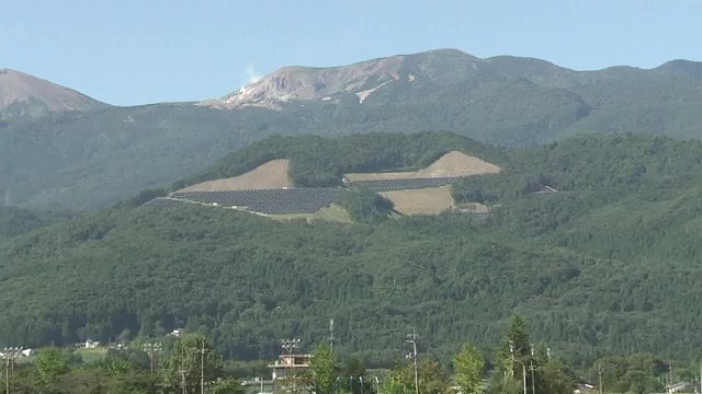 山肌とパネルが目立つ先達山
