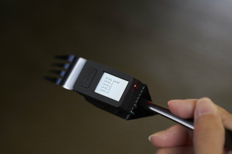 ニンニクの香りを発生させるデバイスを装着したフォーク