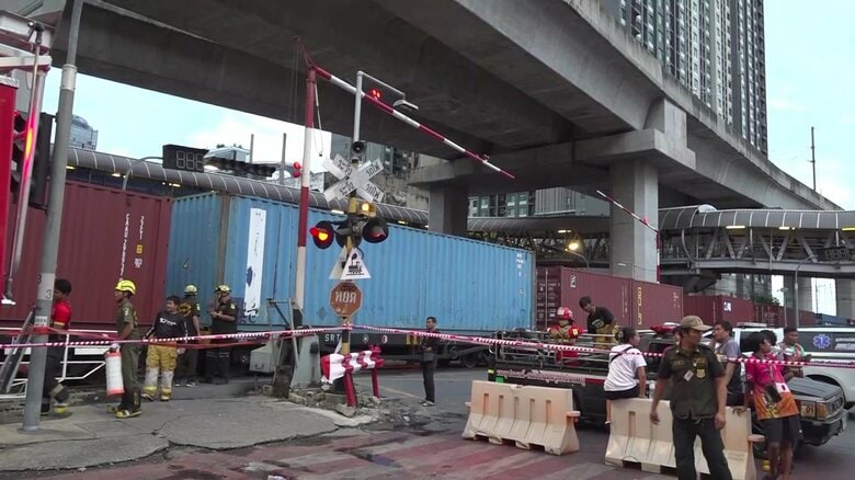 事故直後の現場　貨物列車が踏切を塞ぎ、周辺では交通規制が行われた