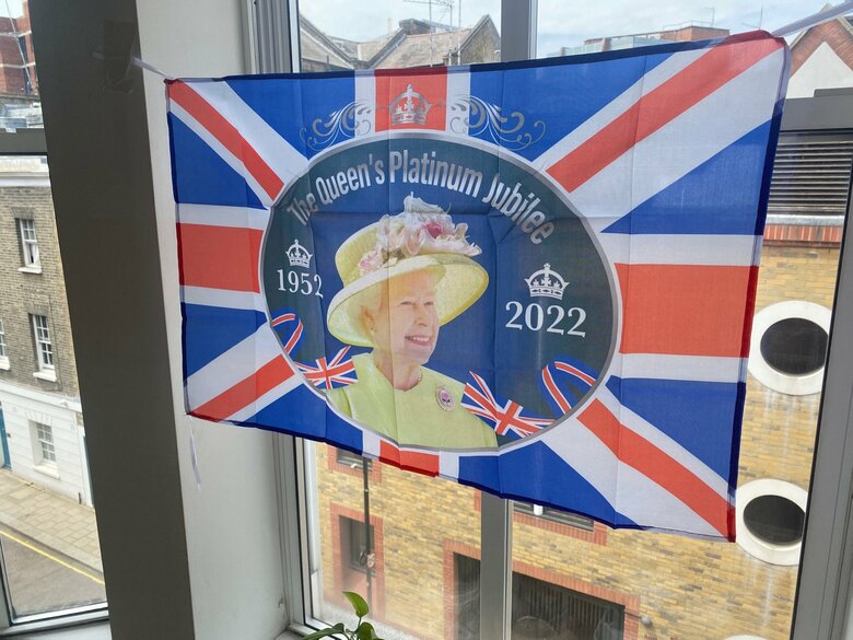 筆者も思わず自宅に旗を飾ってしまった