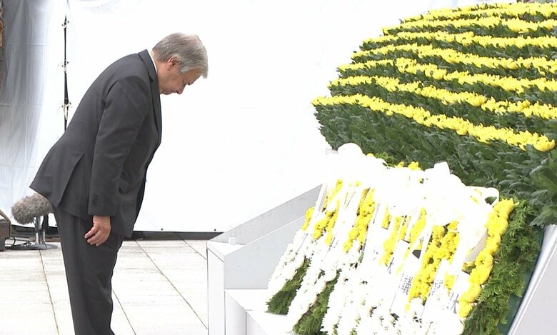 献花するグテーレス国連事務総長（8月6日）