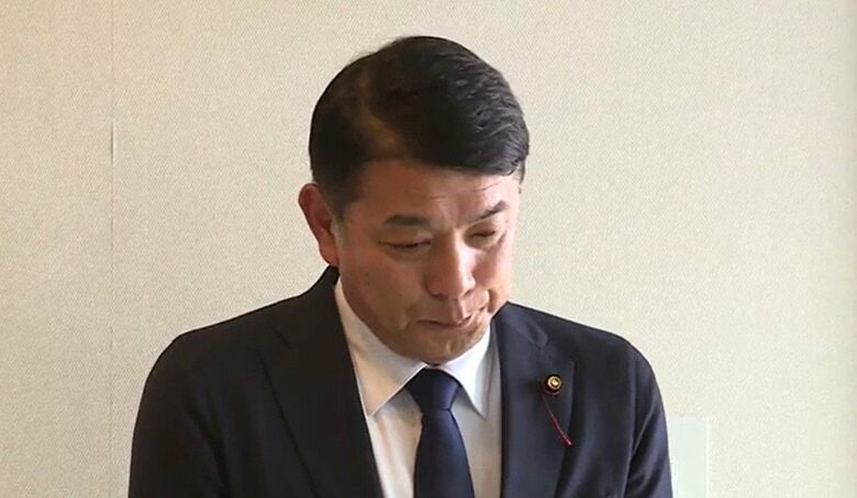 涙を浮かべ謝罪する富谷市議会 畑山和晴議長