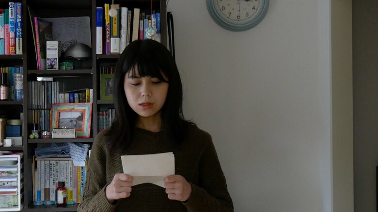 「あなたの瞳に話せたら」では監督自らカメラと向き合い、亡くなった妹への手紙を読んだ（©Sonomi Sato）