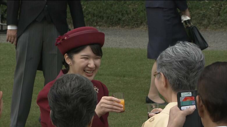 招待客とグラスを合わせられる愛子さま