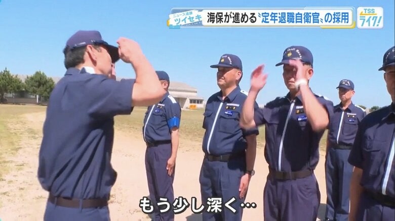 「もう少し深く…」と帽子の被り方を指摘