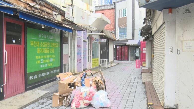 釜山大学前の商店街　空き店舗が並ぶ