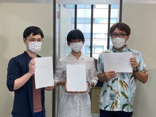 荻上チキ氏（左）「被害者の9割は何らかの行動変容をとっている」