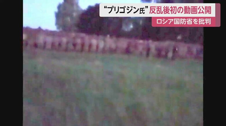 大勢の兵士を前に演説