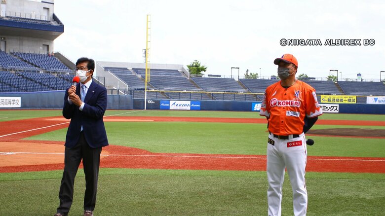 左：栗山監督　右：新潟アルビレックスBC　橋上秀樹監督