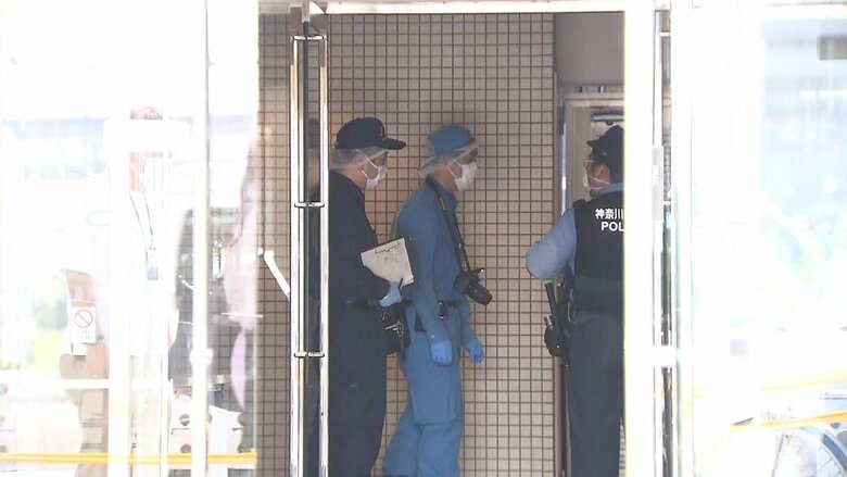 近くのマンションにも、至る所に血痕が確認できた。